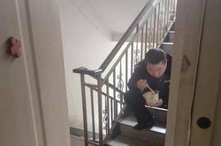 Sợ lây bệnh cho vợ con, cảnh sát ngồi ăn ở cầu thang, nhét bát qua khe cửa khiến bao người xót xa