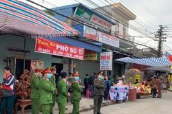 Hàng trăm cảnh sát đeo khẩu trang để bảo đảm trật tự và tuyên truyền phòng chống 'dịch Corona' tại chợ Viềng