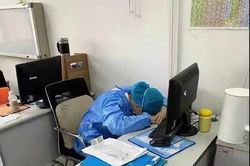 Xúc động chứng kiến các tư thế ngủ của bác sĩ chống dịch virus corona