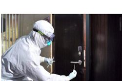 Bác sĩ Trung Quốc khuyến cáo virus corona có mặt khắp nơi