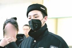 G-Dragon bị bắt gặp diện đồ nhiều lớp, đeo khẩu trang tại Mỹ