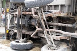 Lật xe tải chở người di cư làm 1 người thiệt mạng, 81 người bị thương