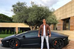 Xe sang Ronaldo nhận từ bạn gái