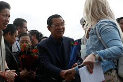 Tàu du lịch 2.200 người được Campuchia chào đón, thoát khỏi 'ác mộng' lênh đênh vô định 2 tuần trên biển