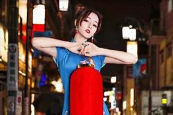 Địch Lệ Nhiệt Ba mặc sườn xám khoe body nuột nà, chân dài miên man