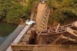 Cầu sắt ở Gia Lai sập gãy sau khi xe tải đi qua