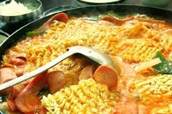 Nguy hại 'chết người' từ việc nấu mì tôm sai cách