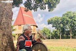 Già làng R'cơm Hmyơk: Người nặng lòng với cồng chiêng