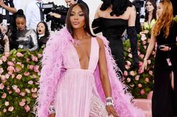 Naomi Campbell vẫn diện váy xuyên thấu ở tuổi 50