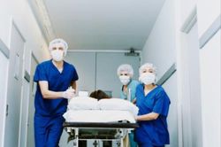 Cứu nữ bệnh nhân bị dao bầu đâm xuyên từ lưng ra trước ngực