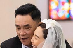 Cha Tóc Tiên chia sẻ khoảnh khắc hạnh phúc bên con gái trong lễ cưới