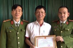 Tài xế xích lô ở Thừa Thiên - Huế lao xuống sông cứu người mẹ ôm con nhỏ tự tử