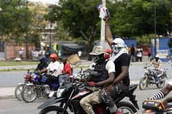 Cảnh sát đấu súng với quân đội trước dinh tổng thống Haiti