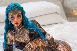 Cô gái không nhìn thấy gì trong 3 tuần vì xăm nhãn cầu màu xanh