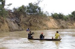 Lật đò trên sông Vu Gia, 6 người mất tích