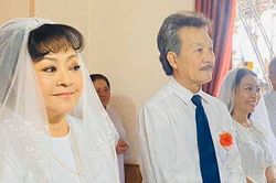 Ở tuổi 64, danh ca Hương Lan xúc động trong hôn lễ với chồng tại nhà thờ