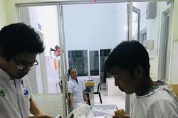 Điều trị tâm lý cho bé trai 6 tuổi bị dì tẩm xăng đốt