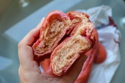 Phóng viên báo Mỹ khen bánh mì thanh long Việt Nam