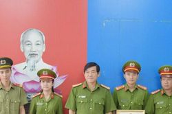 Thưởng 'nóng' 1 tập thể và 7 cá nhân phá nhanh vụ sản xuất thuốc thủy sản giả