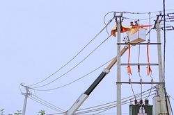 EVN HANOI ứng dụng công nghệ sửa chữa điện nóng hotline