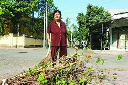 Người tự nguyện quét rác bảo vệ môi trường