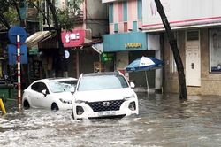 Hà Nội: Gần 40 điểm ngập nặng sau cơn mưa chiều 3/3