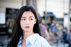 Chồng tài tử của Jeon Ji Hyun lên chức CEO, Knet ghen tị: 'Gia đình không có gì ngoài tiền'