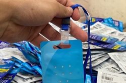 Tạm giữ 35 chiếc thẻ đeo chống virus do nước ngoài sản xuất