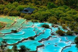 Thung lũng ngũ sắc dài hơn 3 km ở Trung Quốc