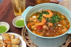 Bánh canh cua ăn nguyên nồi ở TP.HCM