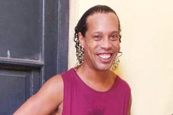 Ronaldinho cười tươi rói trong nhà tù ở Paraguay