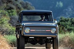 Ford Bronco tái xuất - thiết kế cổ điển, giá 185.000 USD
