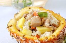 Tiệm cơm rang đùi gà, mì xào bò hút khách ở TP.HCM