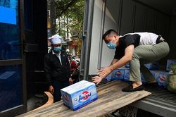Bảo đảm hỗ trợ đầy đủ nhu yếu phẩm cần thiết cho người dân phố Trúc Bạch