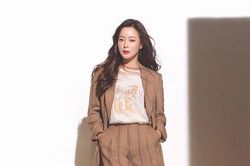 Đạt gần 10 triệu follow Instagram, Song Hye Kyo đọ sắc Kim Hee Sun: Kẻ tám lạng người nửa cân!