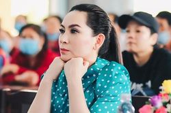 Phi Nhung quyên góp 200 triệu giúp người dân miền Tây