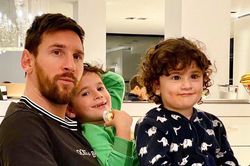 Sao bóng đá mùa dịch Covid-19: Messi bế con, Neymar 'tự sướng'
