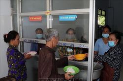 Những suất cơm tình thương ấm lòng bệnh nhân nghèo