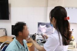 Sau khi ăn thịt gà, người đàn ông khó thở, ho từng cơn tím tái