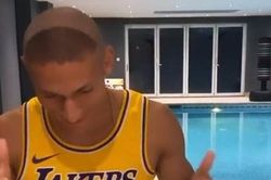 Sao Premier League tái hiện kiểu tóc móng ngựa của Ronaldo 'béo'