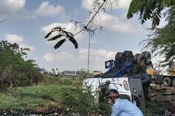 Xe bồn lật đổ tràn axit xuống ao nước gần nhà dân