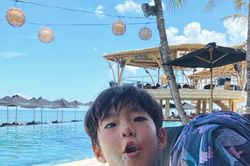 Tự cách ly vì Covid-19, Kahi (After School) can đảm dẫn con ra biển, Knet: 'Hết thuốc chữa'