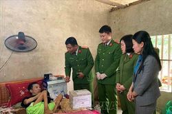 Công an tỉnh Vĩnh Phúc tặng quà người khuyết tật có hoàn cảnh khó khăn