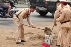 Hình ảnh CSGT ngăn dầu loang giữa Quốc lộ 48C gây ấn tượng mạnh với cộng đồng mạng