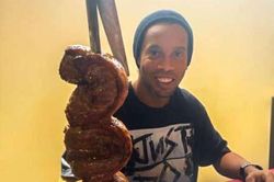Ronaldinho một mình đón sinh nhật lần thứ 40 trong tù
