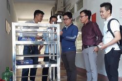 Đại học Đà Nẵng chế tạo robot chuyển thức ăn, nhu yếu phẩm vào khu cách ly