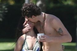 Shawn Mendes hôn Camila Cabello tại Miami