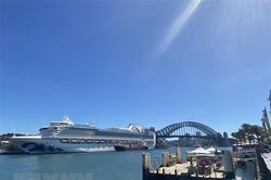 Hàng nghìn khách trên các du thuyền mắc kẹt ở ngoài khơi Australia