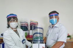 Bác sĩ Chợ Rẫy hướng dẫn cách làm tấm kính ngăn giọt bắn