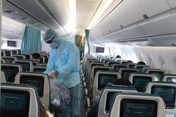 Trên tàu bay, khách phải ngồi cách nhau 1 ghế